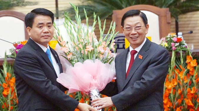 Ngày 4/12, cựu Chủ tịch UBND thành phố Hà Nội Nguyễn Thế Thảo (phải) tặng hoa cho thiếu tướng Nguyễn Đức Chung. Ảnh: D.N