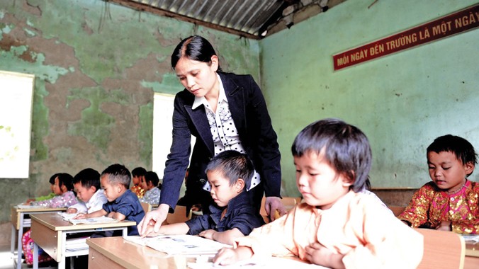 Cô giáo Nguyễn Thị Thêu bên học trò vùng cao. Ảnh: Xuân Tùng