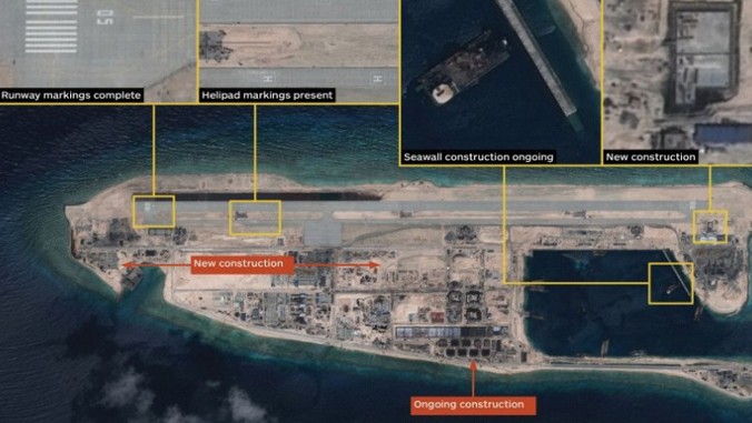 Ảnh vệ tinh chụp ngày 20/9 cho thấy Trung Quốc đã xây xong đường băng dài, bãi đỗ trực thăng trên đá Chữ Thập thuộc quần đảo Trường Sa. Ảnh: IHS Jane’s Defence Weekly