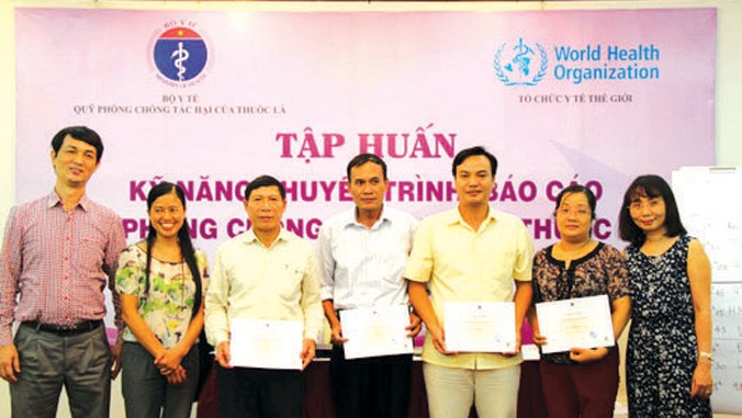 Đại diện của Quỹ Phòng, chống tác hại của thuốc lá và Viện Công nghệ Châu Á trao Giấy chứng nhận cho các học viên tham gia Khóa tập huấn.
