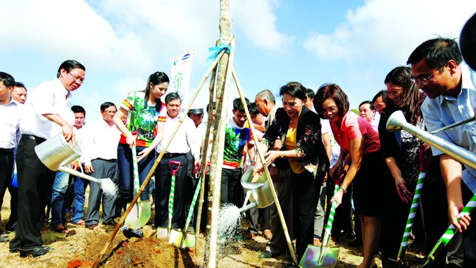 Vinamilk mang Quỹ 1 triệu cây xanh cho Việt Nam đến Bến Tre