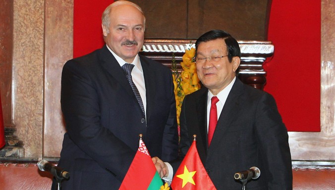 Chủ tịch nước Trương Tấn Sang và Tổng thống Belarus Alexander Lukashenko ký Tuyên bố chung về củng cố và phát triển toàn diện giữa Việt Nam và Belarus. Ảnh: TTXVN