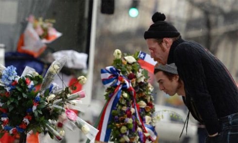 Người dân tưởng niệm nạn nhân thảm kịch Paris