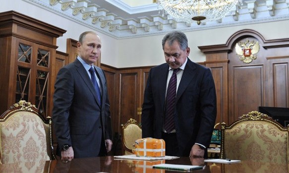 Bộ trưởng Quốc phòng Nga Sergey Shoigu trình lên Tổng thống Vladimir Putin chiếc hộp đen máy bay Su-24