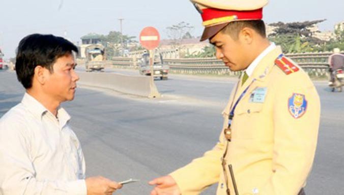 Lực lượng CSGT tỉnh Nam Định kiểm tra tài xế lưu thông trên đường.