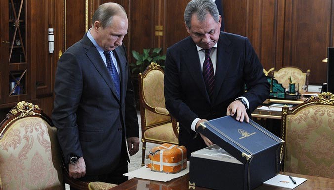 Bộ trưởng Bộ Quốc phòng Nga Sergey Shoigu trình Tổng thống Vladimir Putin chiếc hộp đen máy bay Su-24 bị Thổ Nhĩ Kỳ bắn hạ hôm 24/11. Ảnh: RT