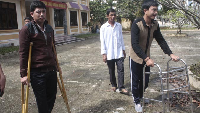 Lê Văn Tư (trái) và Lê Văn Toàn tàn phế sau vụ tai nạn, tuy nhiên Tư vẫn phải lãnh án 9 tháng cải tạo không giam giữ.