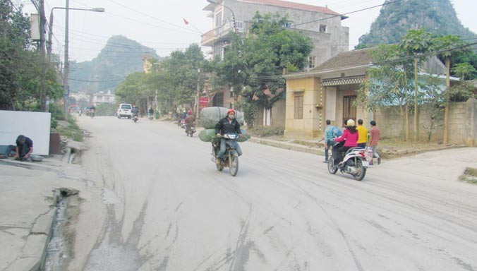 Xe “cửu vạn” chở hàng lậu ngang nhiên giữa ban ngày ở thị trấn Đồng Đăng (huyện Cao Lộc, Lạng Sơn) Ảnh: Duy Chiến