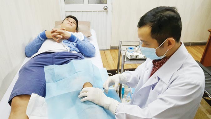 Các bác sỹ kiểm tra tình hình chấn thương của Thạch Kim Tuấn tại TPHCM.