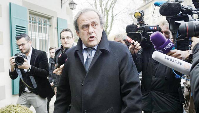 Ông Michel Platini trong vòng vây báo chí khi tới buổi điều trần của CAS hôm 9/12. Ảnh: Skysports