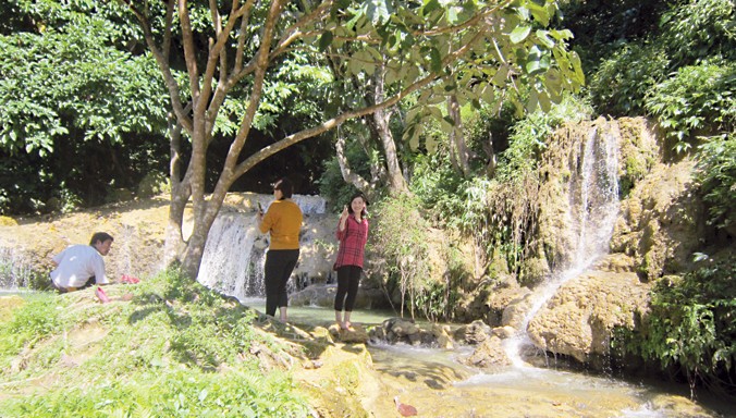 Đông đảo du khách trong và ngoài nước về với thác Hiêu, xã Cổ Lũng,huyện Bá Thước (Thanh Hóa) tháng 11/2015. Ảnh: Hoàng Lam.