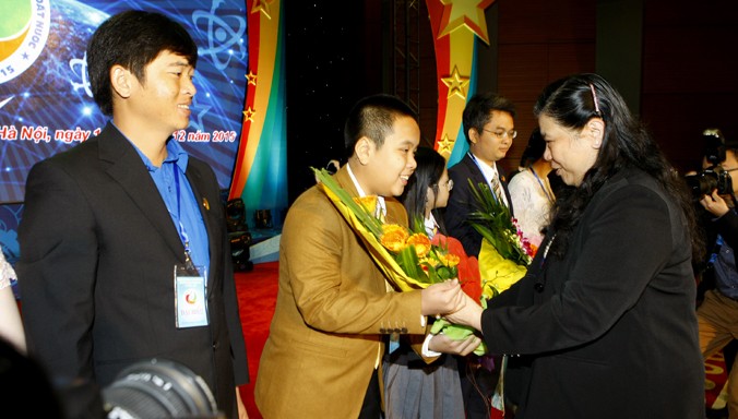 Phó Chủ tịch Quốc hội Tòng Thị Phóng tặng hoa cho các đại biểu tài năng trẻ. Ảnh: Như Ý