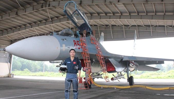 Phi công trẻ Trần Thanh Luân bên chiếc Su - 30