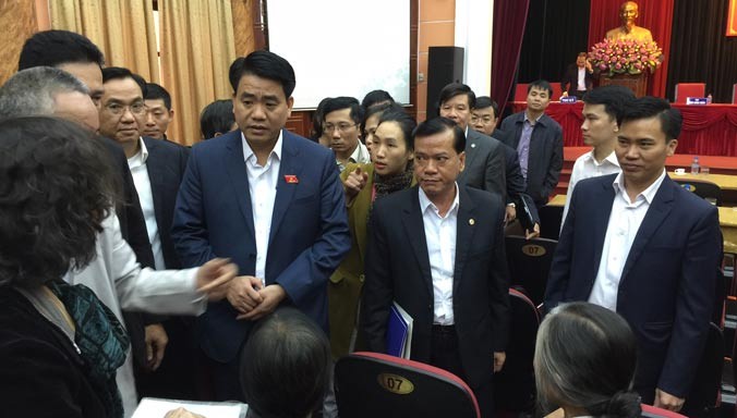 ĐBQH, Chủ tịch Hà Nội Nguyễn Đức Chung trao đổi với cử tri ngày 14/12. Ảnh: DN