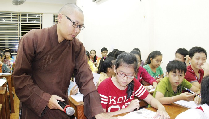 Suốt 10 năm trời, thầy Thích Thanh Lương dạy học miễn phí cho hàng ngàn học trò. Ảnh: Thanh Trần