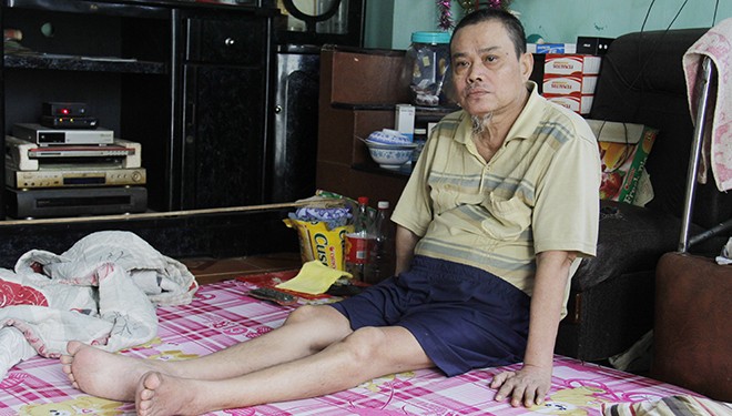 Ông Võ Ngọc Minh (phường Hòa Hiệp Nam, Liên Chiểu) bệnh tật mất sức lao động, nay bế tắc trước món nợ từ gần 20 năm trước. Ảnh: Thanh Trần