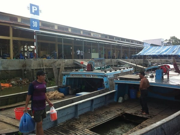 Tàu thuyền cập bến chợ đầu mối thủy hải sản của Cty Châu Việt Long