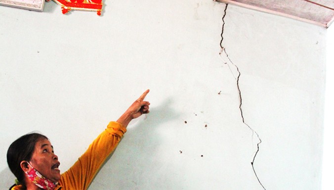 Bà Nguyễn Thị Bảy nói rằng, nhiều vết nứt lớn xuất hiện trên tường nhà bà từ khi đơn vị thi công lu lèn, nổ mìn.