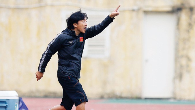 HLV Toshiya Miura chịu sức ép phải dẫn dắt U23 VN đá đẹp và đá thắng trong cả những trận tập huấn chuẩn bị cho VCK U23 châu Á. Ảnh: VSI