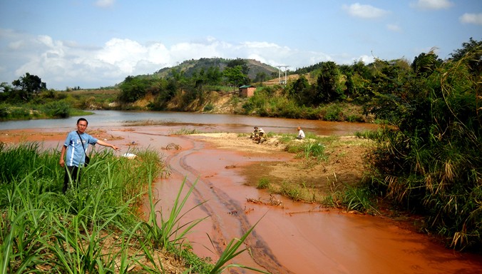 Nguồn nước sông Ba đã cạn và ô nhiễm.