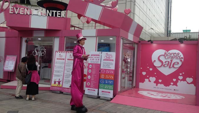 Chương trình Korea Grand Sale năm 2015 rầm rộ ở các trung tâm thương mại lớn ở Seoul.