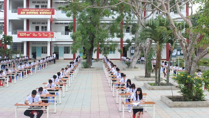 Trường học cho học sinh thi giữa sân trường để chống gian lận.
