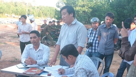 Ông Huỳnh Điệp (đứng) tại buổi đối thoại với người dân Tam Ngọc ngày 10/11. 