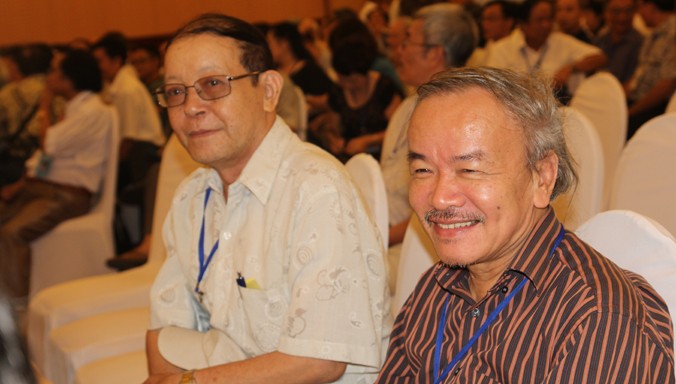 Nhà thơ Nguyễn Hoàng Sơn (phải) tại đại hội nhà văn vừa qua...