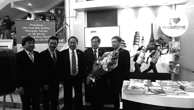 Bộ trưởng Nguyễn Bắc Son tới thăm gian hàng và tặng hoa cho đại diện MobiFone.