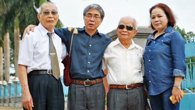 Nhà văn Trung Trung Đỉnh (thứ hai từ trái sang) và bạn bè văn nghệ sỹ.
