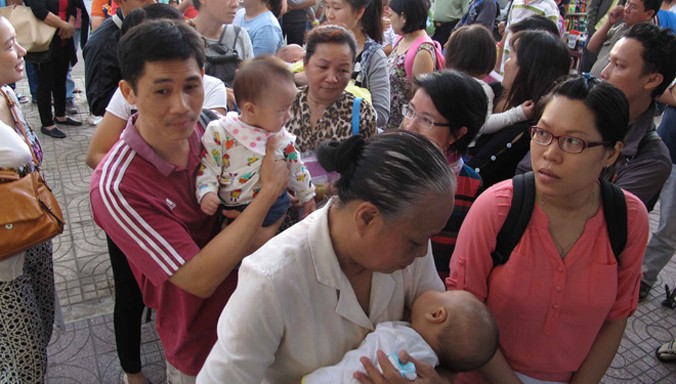 Người dân xếp hàng dài chờ đăng ký tiêm vắc-xin dịch vụ tại Trung tâm Y tế dự phòng TPHCM. Ảnh: Quốc Ngọc