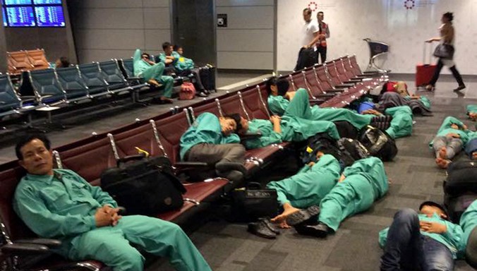 Người lao động Việt Nam tranh thủ ngủ tại sân bay trước giờ xuất cảnh. Ảnh: V.H