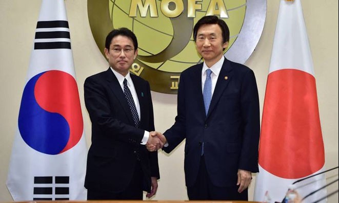 Ngoại trưởng Nhật Bản Fumio Kishida (trái) gặp gỡ người đồng nhiệm Hàn Quốc Yun Byung-Se (phải) tại Bộ Ngoại giao Hàn Quốc ở Seoul ngày 28/12.