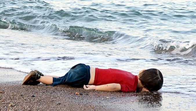 Bức ảnh thi thể em bé Syria như đang ngủ trên bờ biển Thổ Nhĩ Kỳ gây chấn động cả thế giới về cuộc khủng hoảng di cư tới châu Âu. Ảnh: Getty Images