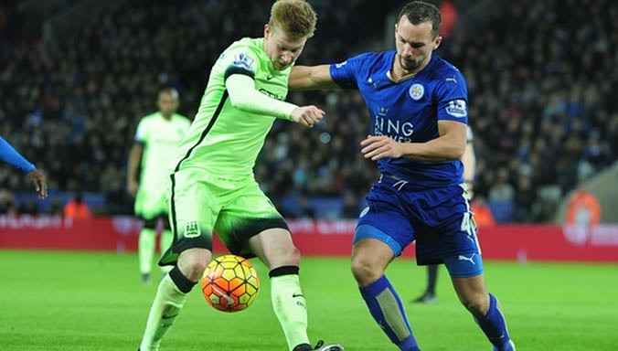 Việc Man City (trái) và Leicester cầm chân nhau giúp Arsenal vô địch lượt đi. Ảnh: GETTY IMAGES