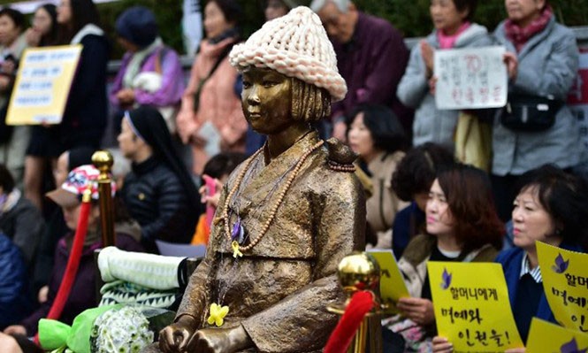 Người dân Hàn Quốc biểu tình bên tượng đài các nạn nhân bị lính Nhật ép phục vụ tình dục trong Thế chiến II, gần Đại sứ quán Nhật Bản tại Seoul ngày 11.11.2015