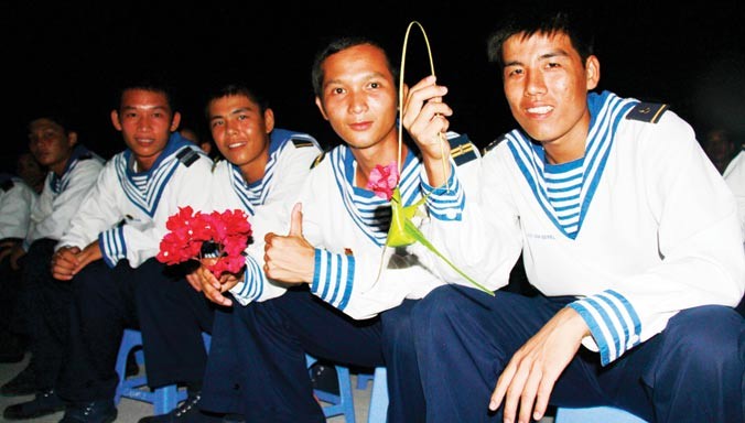 Các chiến sĩ trẻ trên đảo Sơn Ca chuẩn bị hoa và chim gấp bằng lá cây để tặng đội văn nghệ biểu diễn trên đảo. Ảnh: Trường Phong