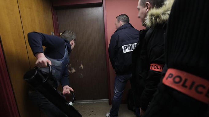 Cảnh sát Pháp ập vào bắt toàn bộ Ban giám hiệu Trường Thương mại ở Paris. Ảnh: Figaro