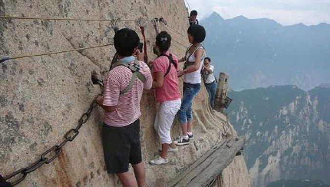 Du khách leo đường sàn lên đỉnh Hoa Sơn.