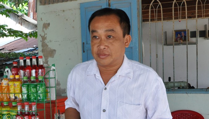Do không được bàn giao, Chủ nhiệm HTX thủy bộ Tân Tiến – ông Nguyễn Thanh Tùng phải về phụ bán quán cho vợ. 