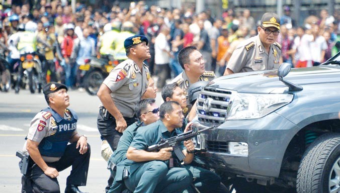 Cảnh sát Indonesia đấu súng với các đối tượng tấn công khủng bố ngày 14/1. Nguồn: TTXVN
