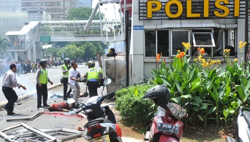 Hiện trường vụ tấn công đồn cảnh sát giao thông gần một trung tâm mua sắm ở Jakarta. Ảnh: Xinhua