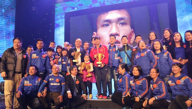 Ánh Viên, Cẩm Hiền cùng Hội CĐV Than Quảng Ninh chung vui tại lễ trao giải Cúp chiến thắng. Ảnh: VSI