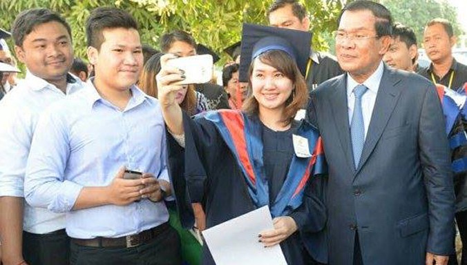 Thủ tướng Hun Sen chụp ảnh tự sướng với một sinh viên Campuchia. Ảnh: Cambodia News Today