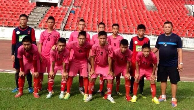 Quang Huy (bìa phải) cùng các học trò ở đội U15 Bình Định. Ảnh: NVCC