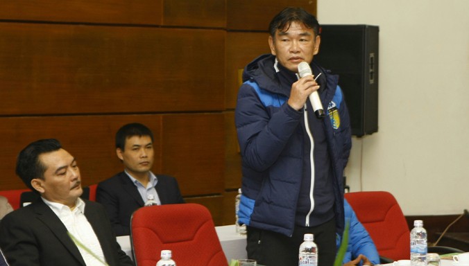HLV Phan Thanh Hùng phát biểu tại cuộc họp báo. Ảnh: Như Ý
