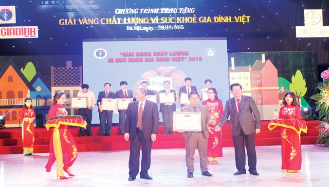 Ông Nguyễn Văn Đình - Phó Giám đốc công ty Dược phẩm Hoa Linh nhận giải thưởng từ Ban tổ chức.