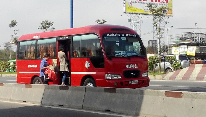 Chiếc xe khách Phương Sa mang biển số 72B - 00370 chạy tuyến Sài Gòn-Châu Đức (Bà Rịa - Vũng Tàu) cúp cua, tấp vào khi thấy khách đứng chờ xe. Ảnh: Việt Văn