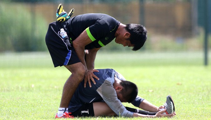 Thủ môn Võ Văn Hạnh đang huấn luyện thủ môn trẻ. Ảnh: VSI