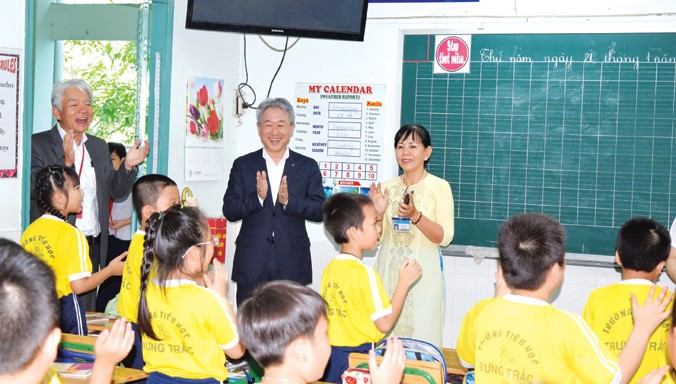Ông Takaaki Nishii - Chủ tịch kiêm Giám đốc điều hành Tập đoàn Ajinomoto thăm trường Tiểu học Trưng Trắc và bếp ăn chuẩn thuộc dự án “Bữa ăn học đường”